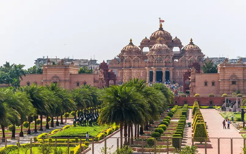 Delhi city tour (Qutub Minar, Lotus Temple, Akshardham, India Gate), overnight in Delhi, B/L/D